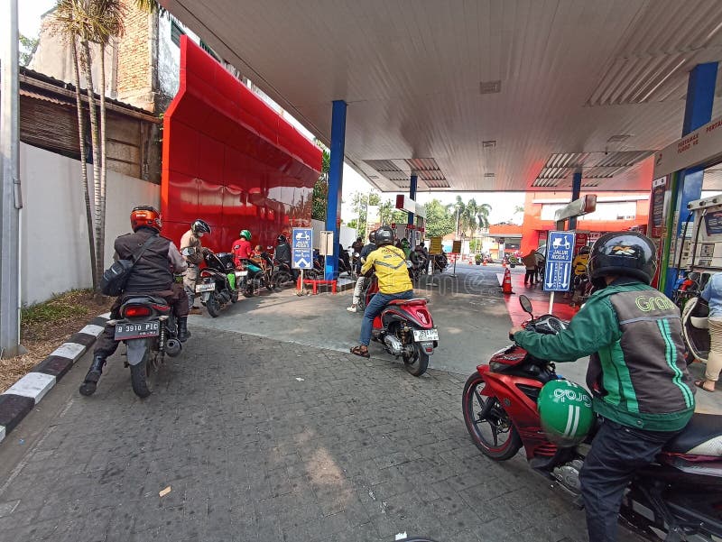 Antrean kendaraan di SPBU Bali saat ganjil-genap Pertalite berlaku