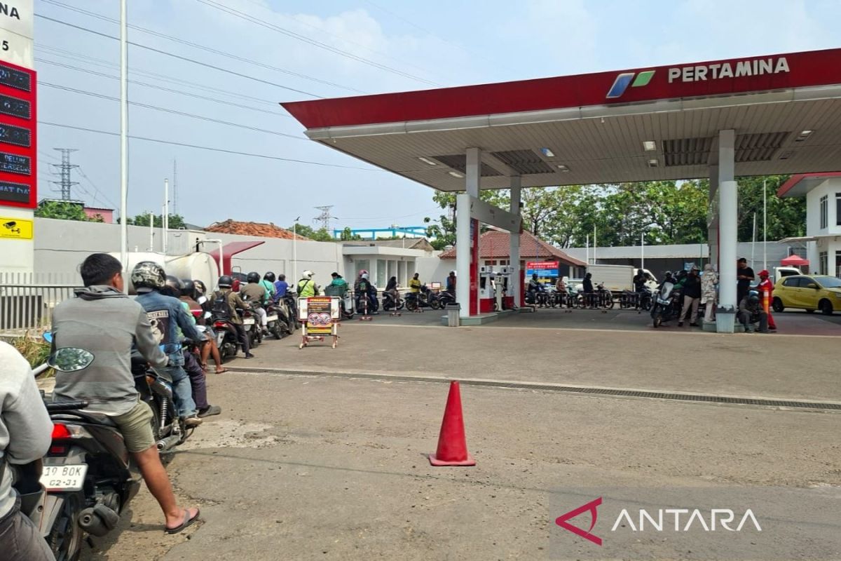 Antrean kendaraan di SPBU Bali saat ganjil-genap Pertalite berlaku
