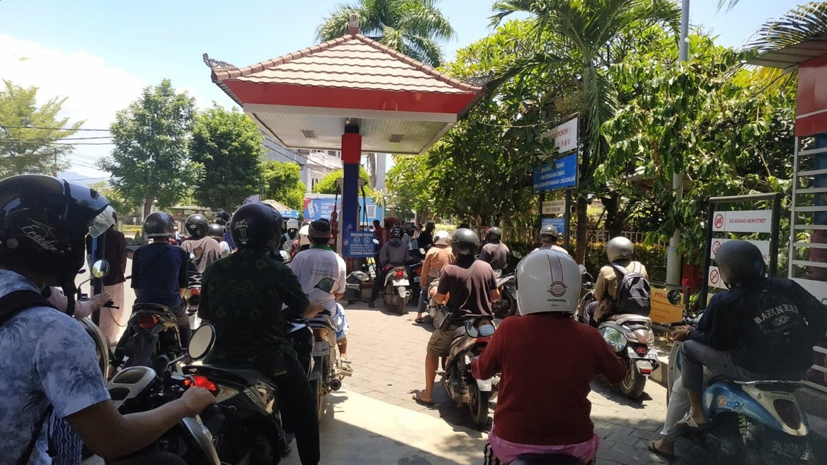 Antrean pengendara di SPBU saat penerapan ganjil-genap Pertalite