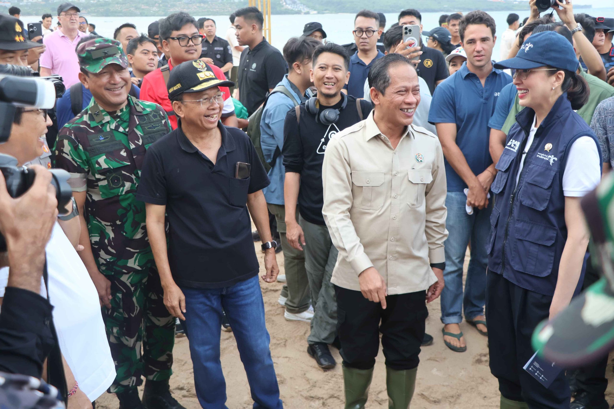 Gubernur Koster memimpin rapat penyaluran BBM di Bali