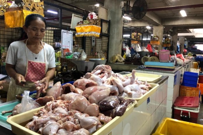 Harga daging ayam di Pasar Badung mencapai Rp 47 ribu per kg
