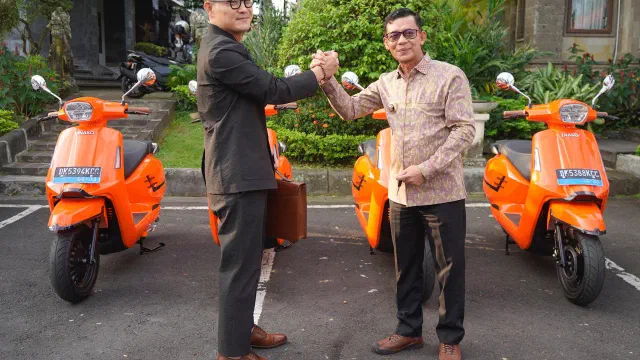 Bupati Klungkung Minta ASN Mulai Beralih ke Kendaraan Listrik