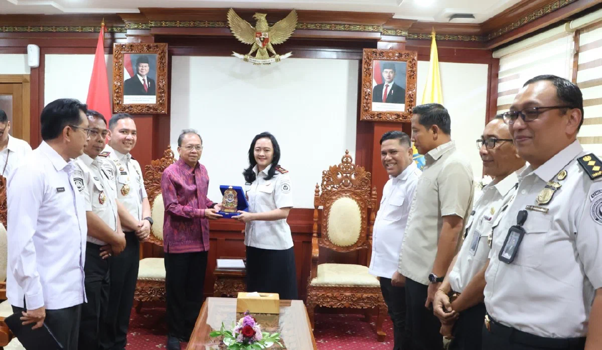 Gubernur Koster Minta Bupati dan Wali Kota Bentuk Satgas Jaga Penyaluran BBM