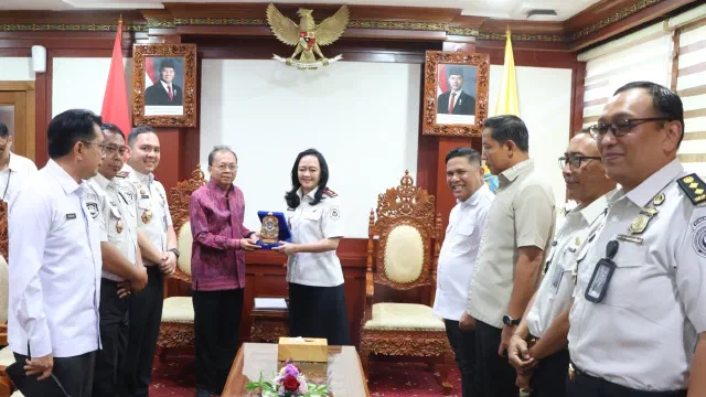 Gubernur Koster Minta Bupati dan Wali Kota Bentuk Satgas Jaga Penyaluran BBM