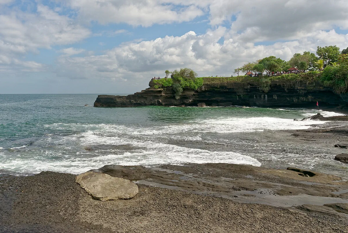 Pura Tanah Lot Mulai Direstorasi, Akses Wisatawan Tetap Dibuka