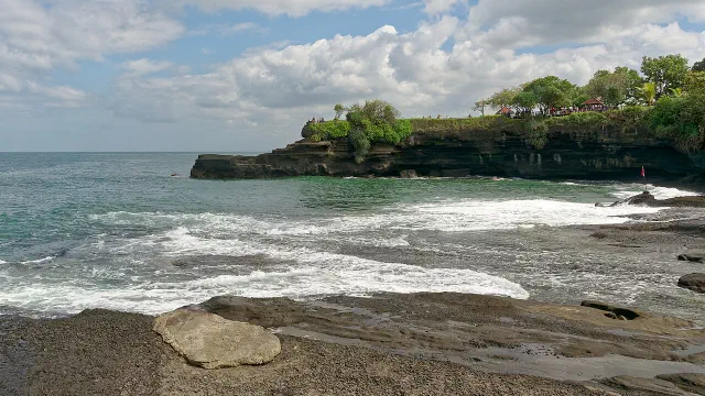 Pura Tanah Lot Mulai Direstorasi, Akses Wisatawan Tetap Dibuka