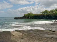 Pura Tanah Lot Mulai Direstorasi, Akses Wisatawan Tetap Dibuka