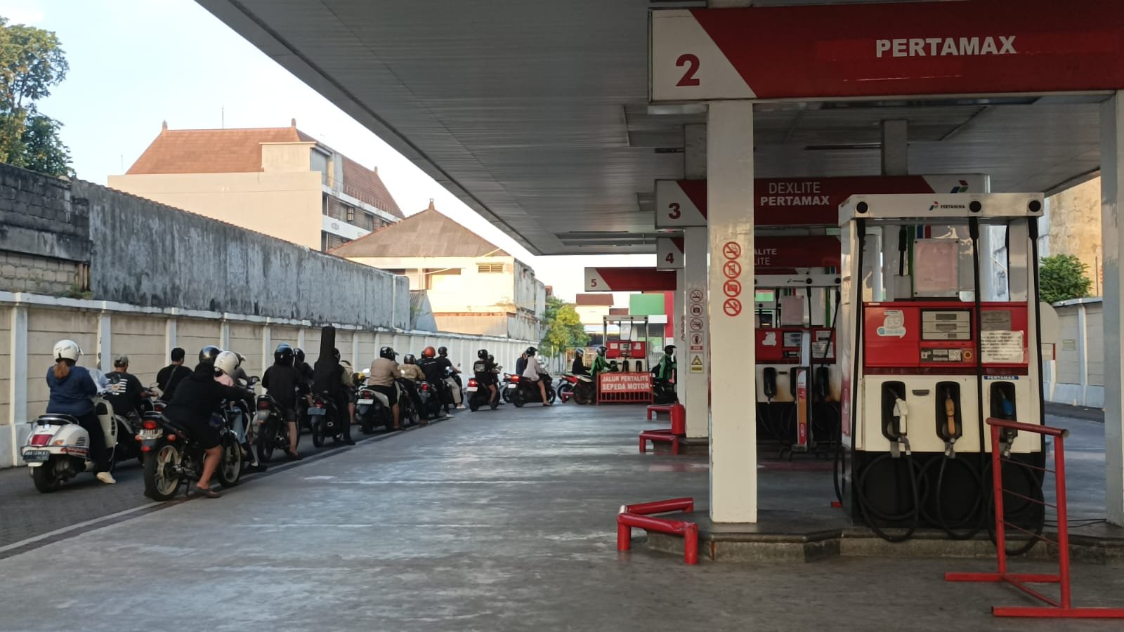 Antrean panjang di SPBU Bali saat kelangkaan BBM