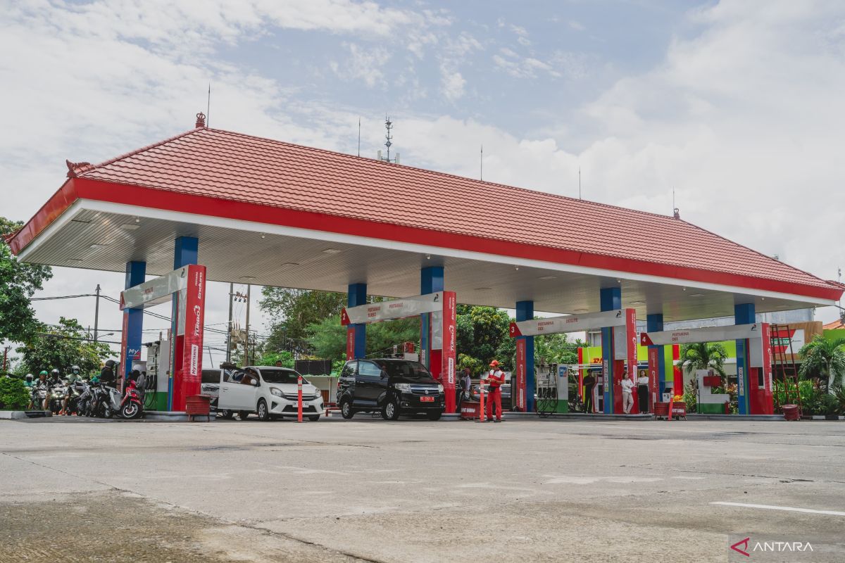 Warga mengantre di SPBU Bali, beberapa menginap sejak Rabu sore