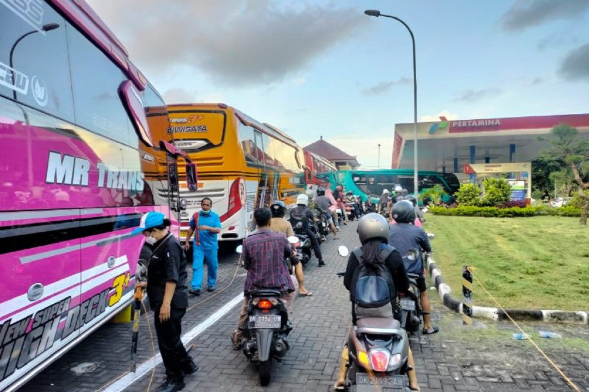Antrean panjang kendaraan di SPBU Bali saat kelangkaan BBM